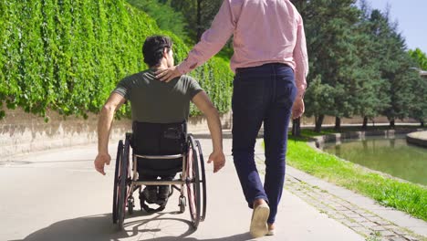 Behinderter-Jugendlicher,-Der-Im-Rollstuhl-Reist.